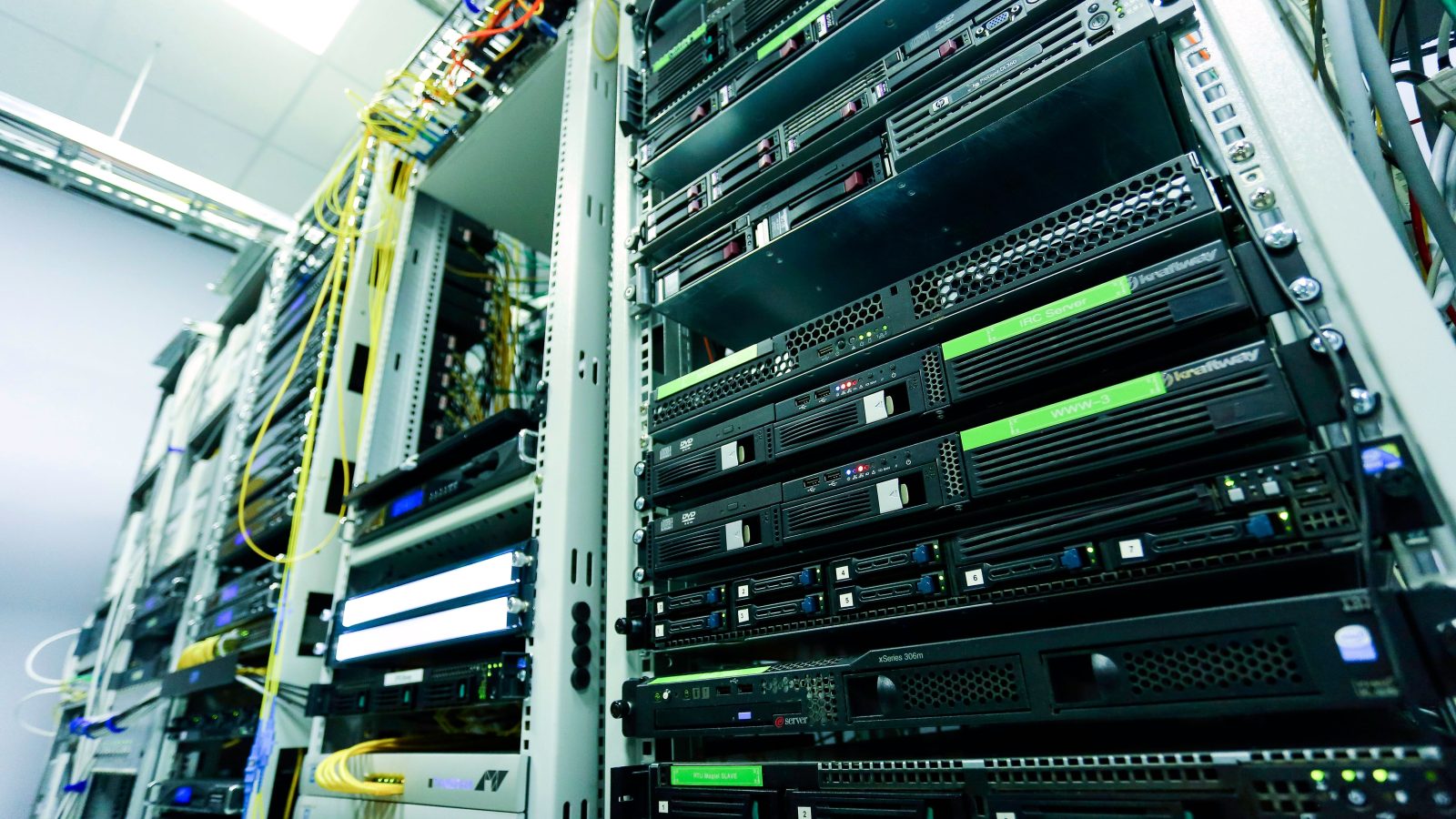 Server rack an toàn trong trung tâm dữ liệu - giải pháp an toàn thông tin WiseTech