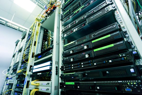 Server rack an toàn trong trung tâm dữ liệu - giải pháp an toàn thông tin WiseTech